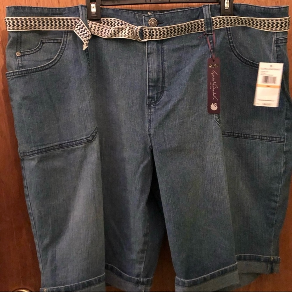Woman’s Gloria Vanderbilt Jean Shorts with Belt Size 24W